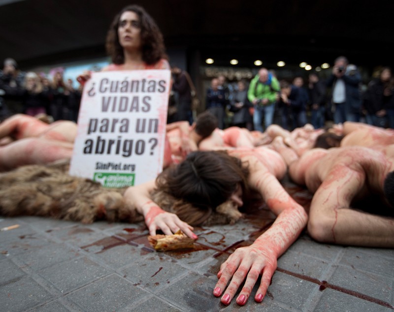 FOTO | Protest extrem la Barcelona! Zeci de oameni s-au dezbrăcat pentru a cere protecția animalelor