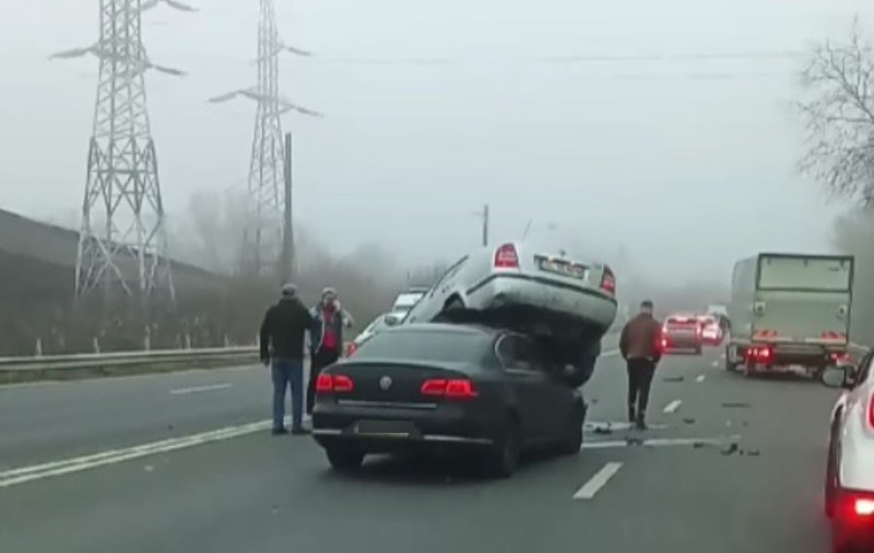 Cum a ajuns o mașină călare pe alta în Brăila, după un carambol din cauza nepăstrării distanței