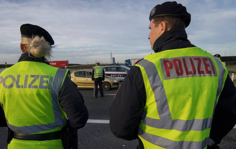 O româncă este căutată în trei țări după ce un bebeluș nou-născut a fost găsit mort într-o geantă, lângă un coș de gunoi, în Austria