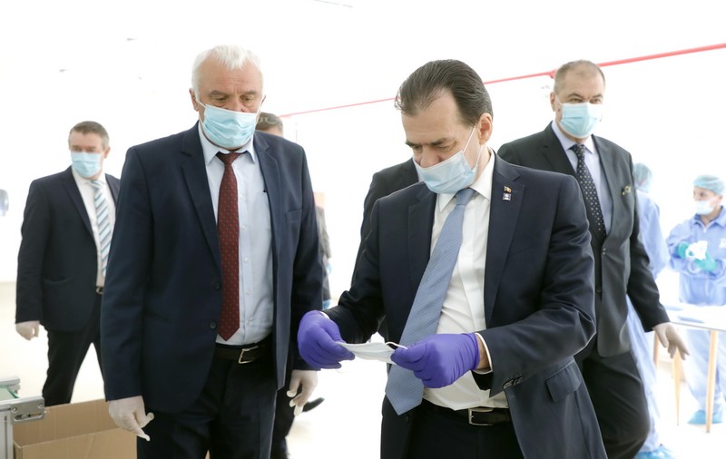 FOTO| Ludovic Orban, la Uzina de produse speciale Dragomirești: Capacitatea este de până la 350.000 de măşti chirurgicale, pe zi