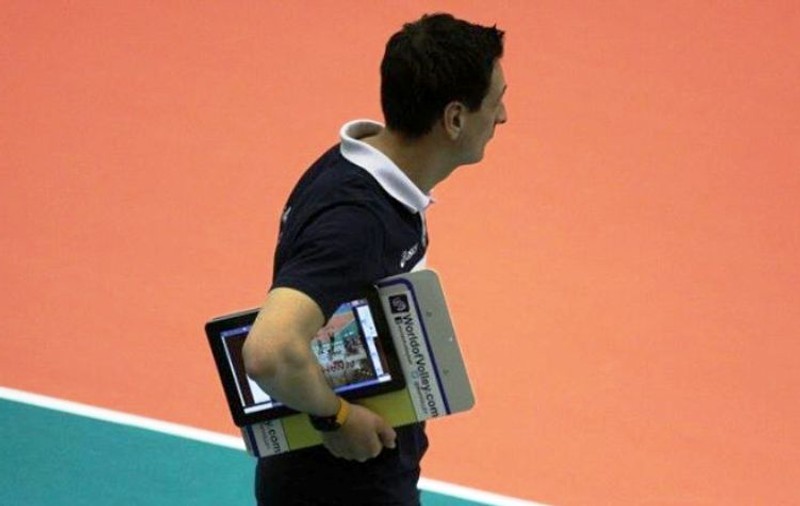 Echipa feminină de volei Vakifbank Istanbul foloseşte metode avangardiste. Antrenorul cu tabletă