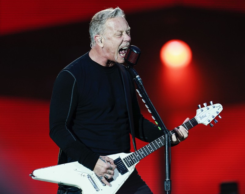 James Hetfield, surprins pe străzile din București înainte de concertul Metallica. Solistul trupei a vizitat un anticariat și a ieșit la cină cu logodnica sa