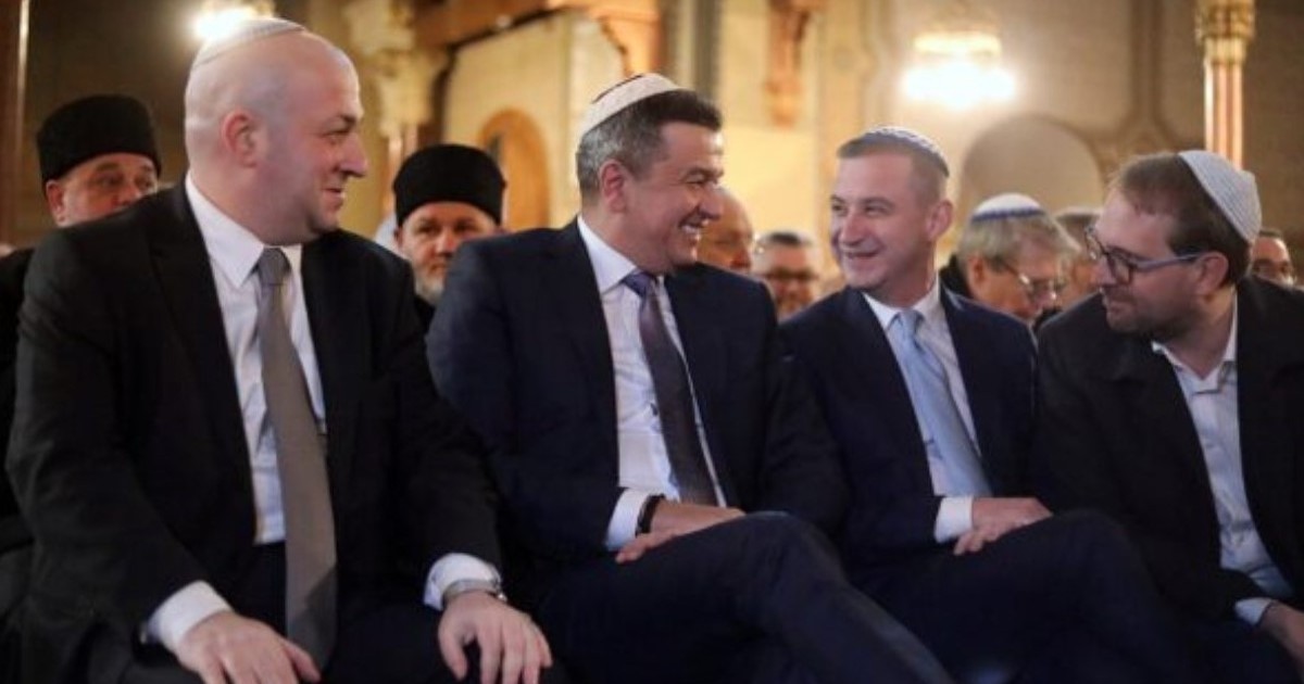 Sorin Grindeanu și Dominic Fritz împreună la Timișoara, fotografiați râzând în timp ce PSD vota moțiunea împotriva Dianei Buzoianu.