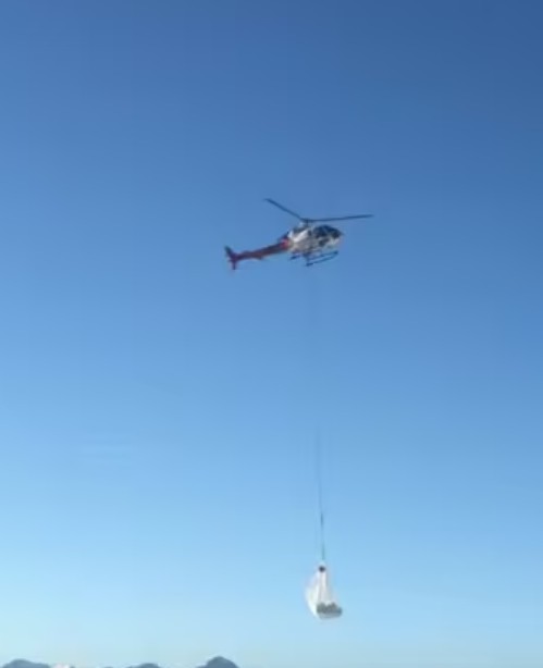 Zăpada adusă cu elicopterul, la Gstaad. Captură foto: Blick