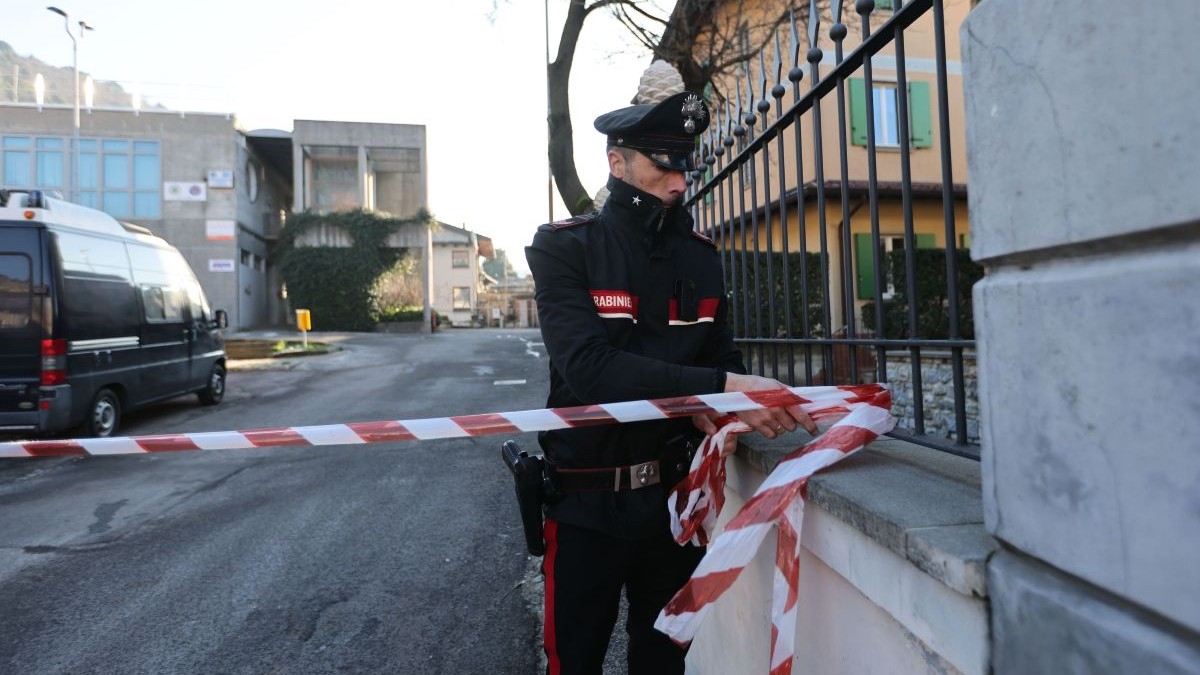 01 ianuarie 2025, Italia, Brescia: Ofițerii de poliție ajung la locul unei crime în ajunul Anului Nou în Provaglio d Iseo, unde un bărbat de 42 de ani a fost ucis în provincia Brescia