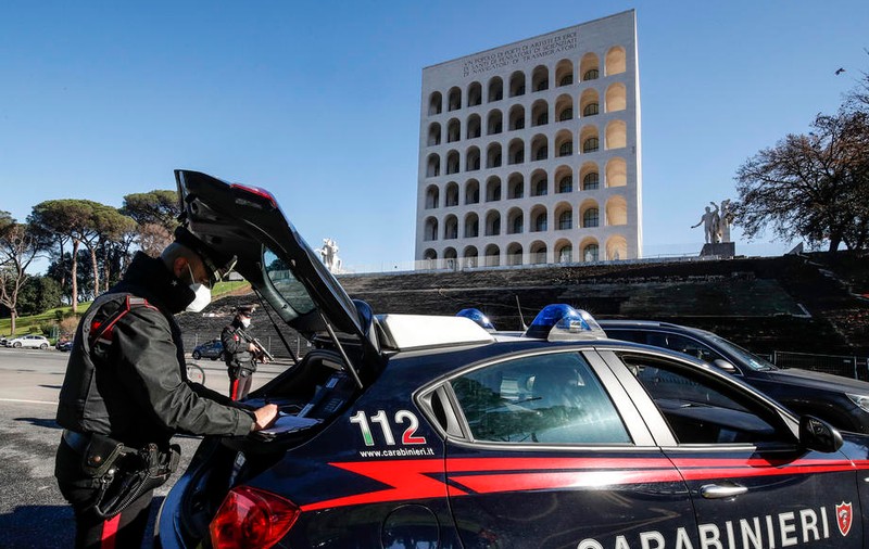 Un hoț român care a jefuit un magazin de parfumuri din Italia a fost prins pentru că și-a uitat telefonul mobil pe un raft
