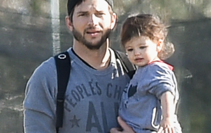 Cele mai emoționante imagini cu Ashton Kutcher! Uite ce fericit este cu fiica sa în brațe! | FOTO