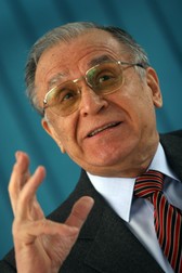 Microelectrica si Fujitsu Microelectronics GMBH au organizat, vineri, o conferinta de presa pe tema "Lansarea Institutului de Cercetari pentru Componente Electronice - ICCE". In imagine, Ion Iliescu