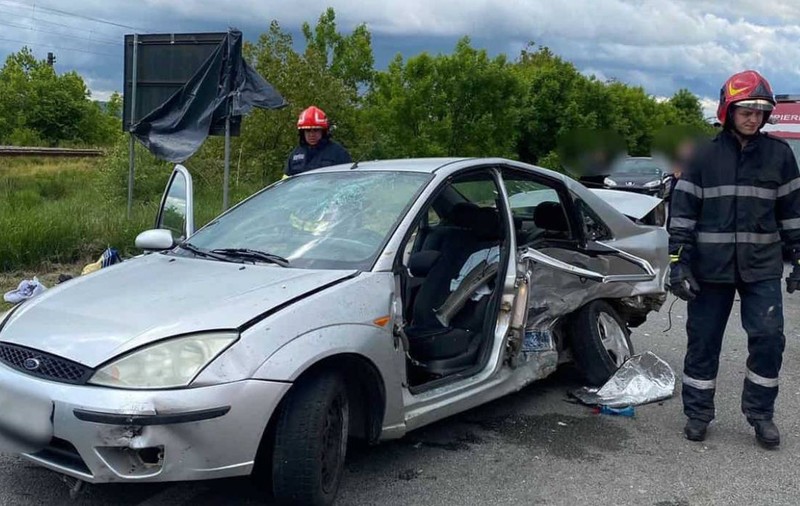 Accident între patru mașini, în Cluj: o fată de 18 ani a fost proiectată prin parbriz
