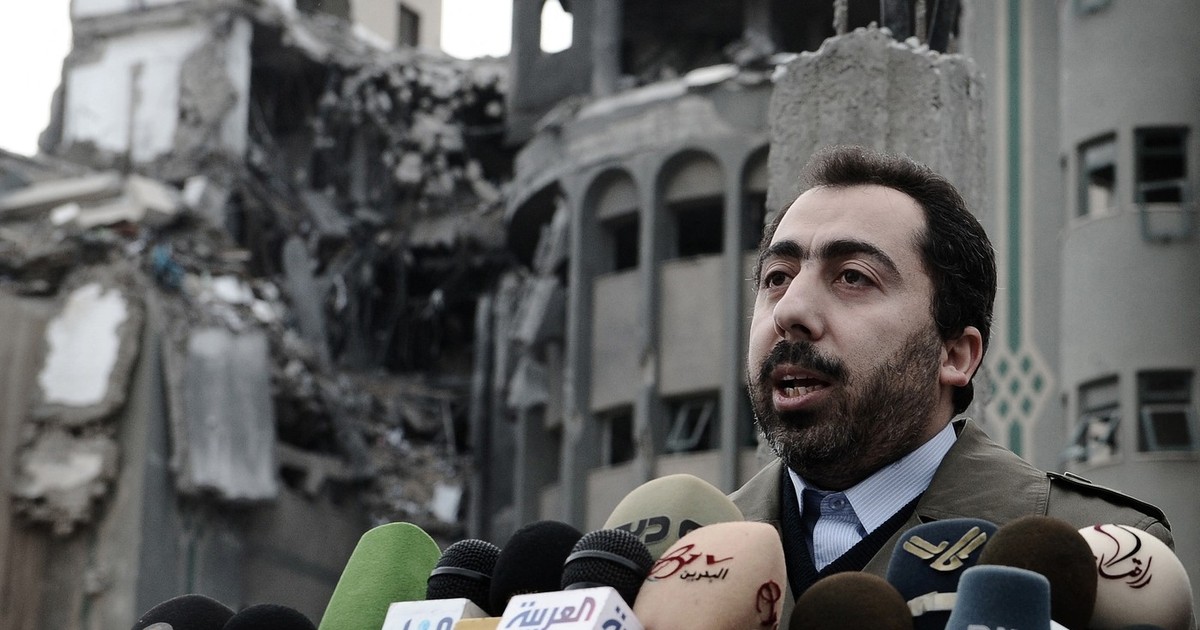 Taher al-Nunu, intervievat în mijlocul unor clădiri distruse în Gaza Foto: Profimedia