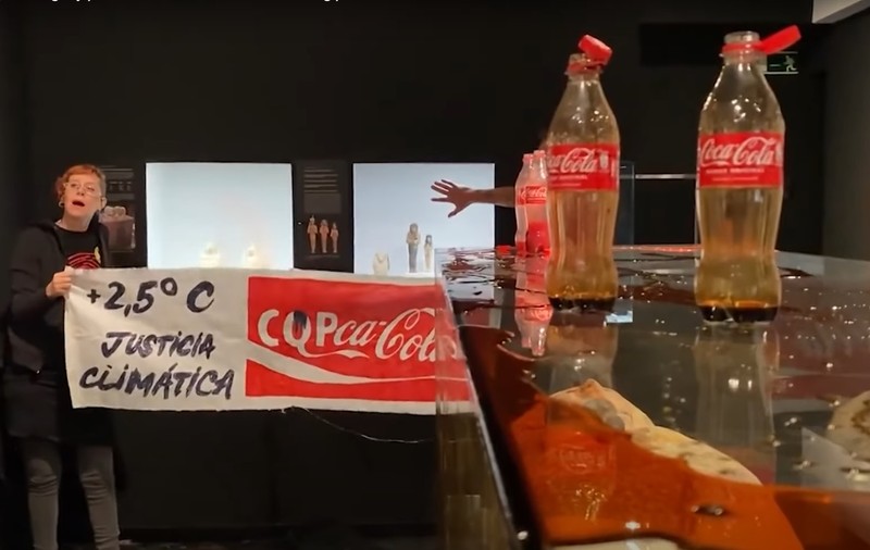 Activiștii spanioli de mediu au vandalizat o mumie egipteană într-un muzeu din Barcelona, turnând Coca-Cola peste vitrină