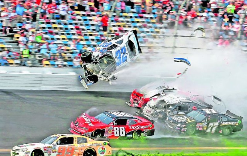 Şoc şi groază în cursa NASCAR de la Daytona