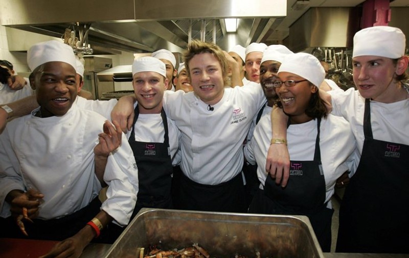 Bucătarul Jamie Oliver este devastat! Unul dintre ucenicii săi, descoperit mort după 3 luni!