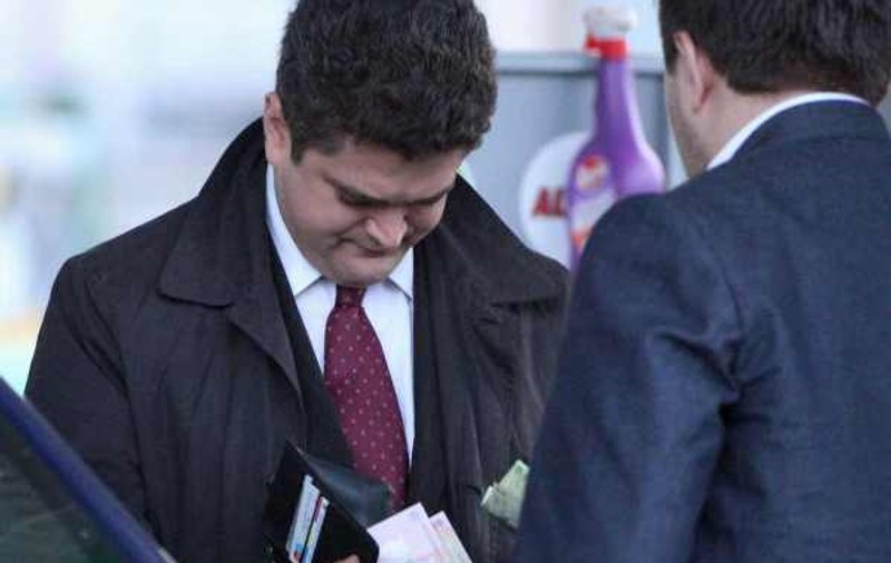 Modest, Theodor Paleologu conduce un Logan de la Parlament, dar nu ştie cât costă benzina