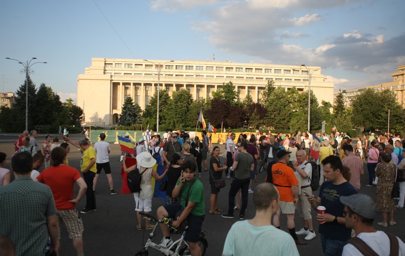 VIDEO/ „Justiția e în pericol”. Sute de persoane au protestat în faţa Guvernului faţă de modificările aduse legilor Justiţiei
