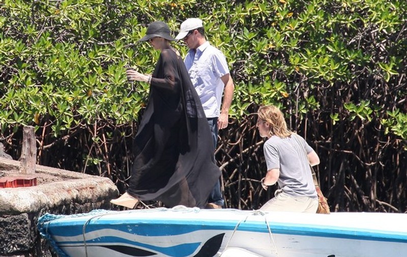 Angelina Jolie, cu barca, în rochie de seară! FOTO