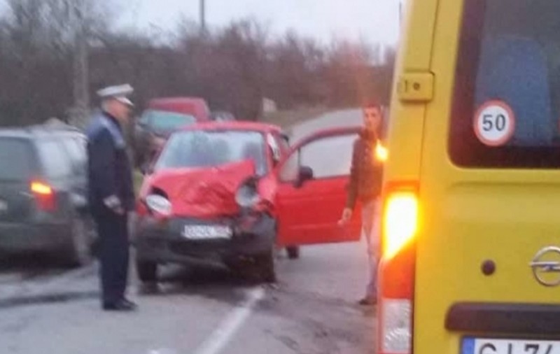 Un microbuz plin cu elevi a fost lovit de o mașină. Coșmar în drum spre școală