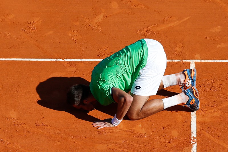 epa05257163 Jiri Vesely of Czech Republic celebrates his win against Novak Djokovic of Serbia at the end of their second round match at the Monte-Carlo Rolex Masters tournament in Roquebrune Cap Martin, France, 13 April 2016. EPA/SEBASTIEN NOGIER