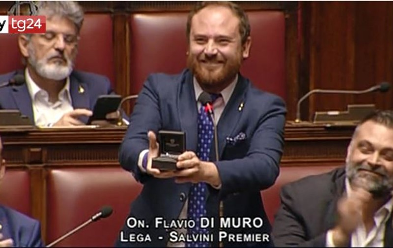Un deputat italian și-a cerut iubita de soție în plenul Parlamentului. Ce a urmat este incredibil