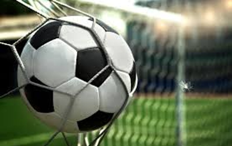 CUTREMURĂTOR. Un fotbalist URIAŞ SPALĂ TOALETE ca să trăiască!