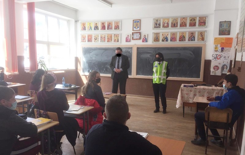 Mască desenată pe faţa unui profesor într-o fotografie de promovare trimisă presei de către IPJ Suceava