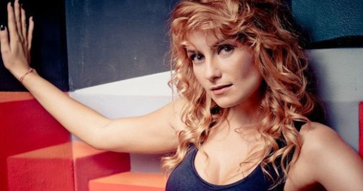 Sylvia pozează sexy îmbrăcată într-un costum de baie bleumarin