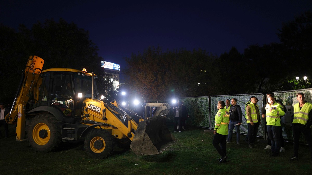 Situație tensionată în Piața Unirii după ce Nicușor Dan a adus buldozere pentru a demola șantierul deschis de Primaria Sectorului 4 condusă de Daniel Băluță. Foto: Inquam Photos / Octav Ganea