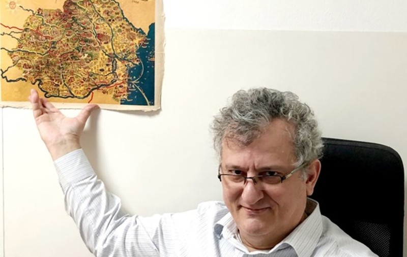 Un medic chirurg a scos la vânzare un pretins medicament împotriva coronavirus. Autoritățile trec rapid de la acuzații de "șarlatanie" la scuze de genul "s-a greșit, dar nu cu intenții rele"
