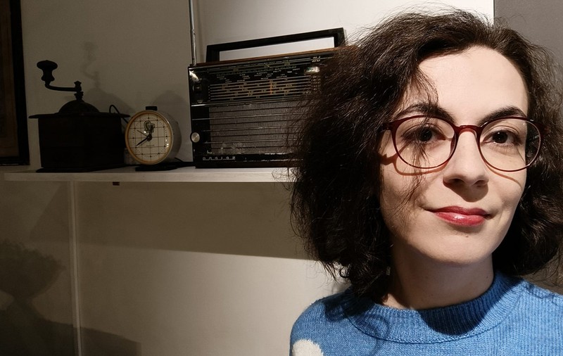 O expoziție populară din București ne avertizează cât de fragilă este democrația și ne reamintește forța prieteniei. Andreea Apostu, curatoare: „Oamenii au ajuns să fie «dispensabili», iar relațiile sunt mult mai efemere”