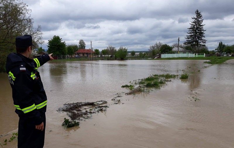INHGA: Cod portocaliu şi cod galben de inundaţii în 22 de bazine hidrografice şi pe afluenţii mici ai Dunării, până vineri