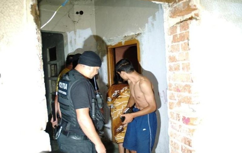 I-au scos pe drogaţi cu poliţia din casa pe care o ocupaseră ilegal