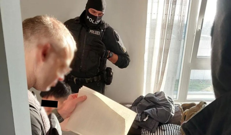 Percheziții Hamburg într-o operațiune de destabilizare a unei rețele de falsificare de documente. Foto: Poliția Federală Germania