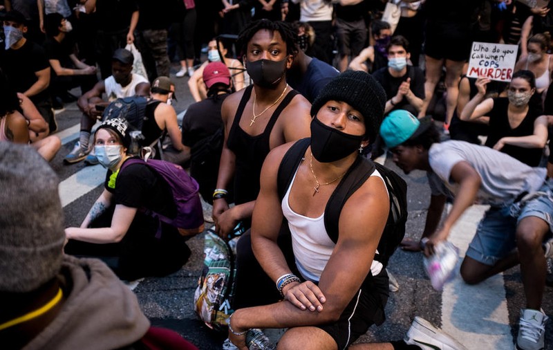 Protestele au continuat în SUA, însă fără violențe majore. Singurele incidente au fost în Brooklyn, unde doi polițiști au fost răniți