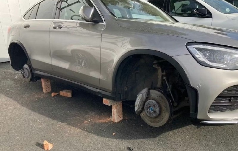 Cinci români au furat toate roțile de la Mercedesuri și BMW-uri noi și au lăsat bolizii pe cărămizi, în mai multe reprezentanțe auto din Austria