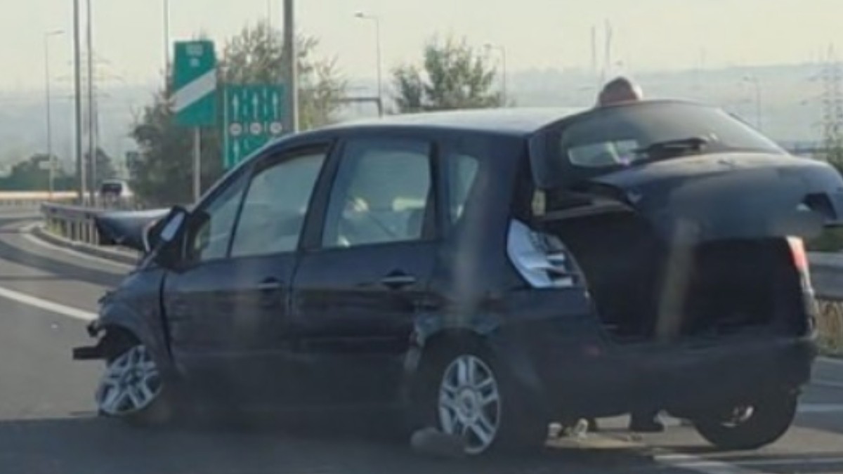 Mașina care a intrat într-un parapet pe A4
