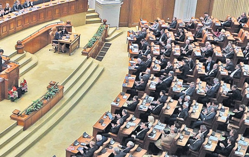 Parlamentarii îşi votează noi pensii nesimţite