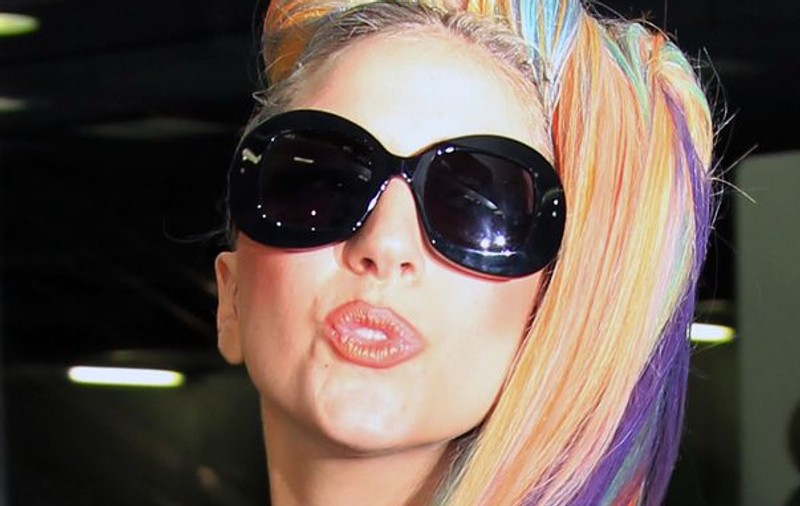 Lady Gaga vrea o pălărie decorată cu... gândaci de bucătărie