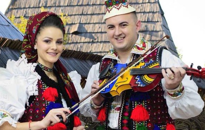 Vasilică Ceterașul și soția lui au renunțat la costumele populare. Cum s-au pozat alături de fetița lor