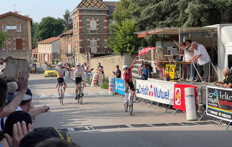 Momentul în care doi cicliști care se pregăteau să treacă la braț linia de sosire sunt învinși de un rutier apărut de nicăieri: „Ne-a servit o lecție”
