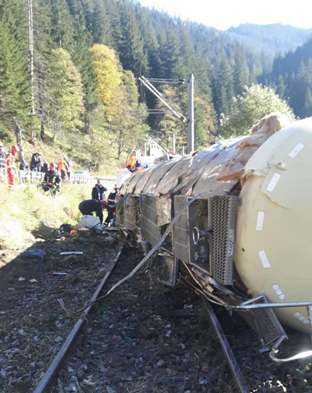 Trafic blocat între Vatra Dornei și Iacobeni după ce o cisternă cu clei s-a răsturnat pe calea ferată | FOTO