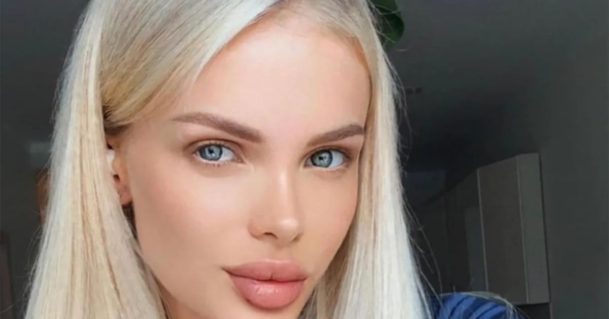 Angelika Tartanova, cu părul blond, în prim plan