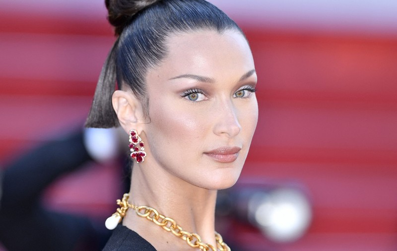 Bella Hadid, într-o bluză mult prea transparentă pe străzile din New York. Nu a purtat nici sutien