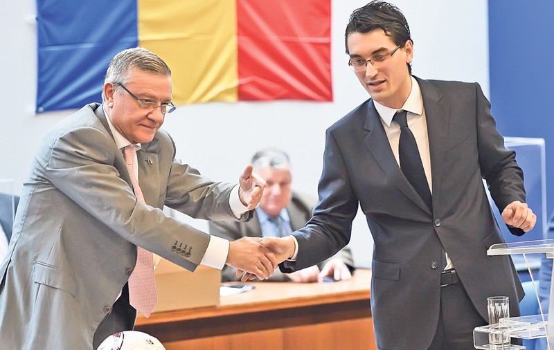 Mircea Pascu, fost preşedinte al FRF, îl atenţionează pe Răzvan Burleanu: «Sandu lucrează pe la spate» | INTERVIU