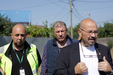 Florin-Niculae Titică, Grigore Marian Dumitru, primar interimar la Bragadiru și Cristian Popescu Piedone, primarul sectorului 5, la reparația străzii Drăganului, la granița dintre București și Bragadiru, marți 8 iunie 2021 | Foto: Inquam Photos / George Călin