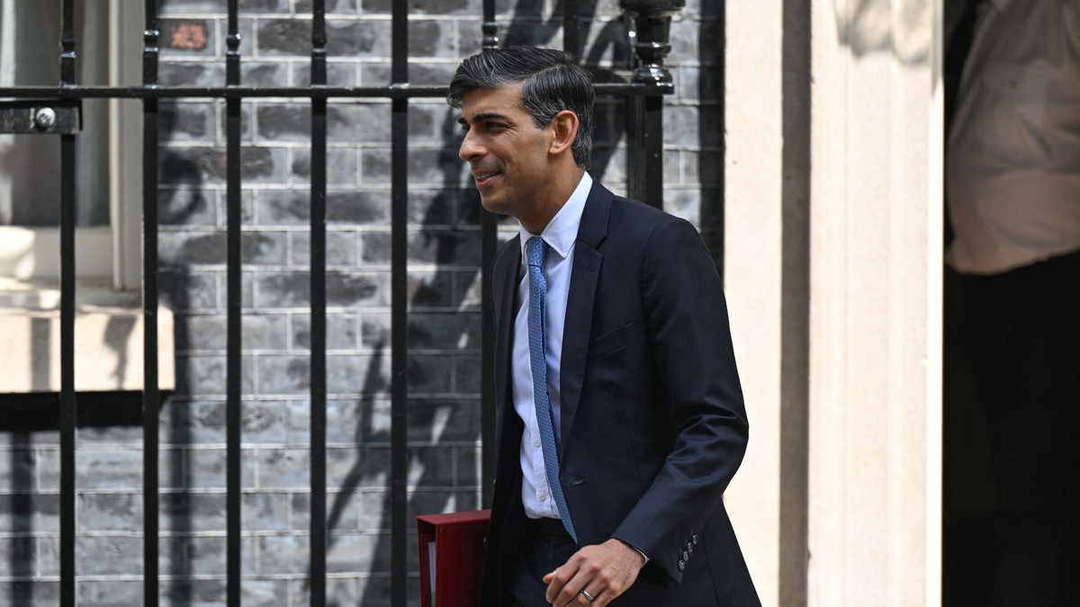 Premierul britanic Rishi Sunak (în imagine) promite să expulzeze migranți ilegali dacă va fi ales Foto: Hepta