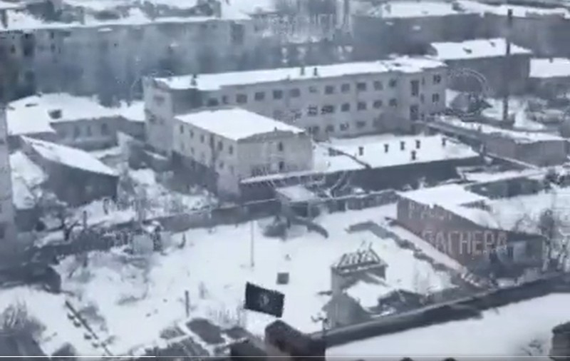 Steagul negru al mercenarilor Wagner flutură în apropiere de centrul orașului Bahmut