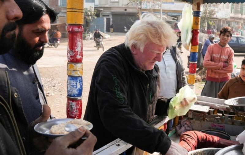 Donald Trump de Pakistan. Cântă și vinde budincă de orez cu numele lui Trump pe marginea drumului