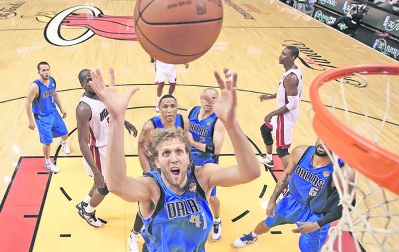 Baschetbalistul Dirk Nowitzki nu şi-a putut stăpâni emoţiile după ce a devenit campion în NBA cu Dallas Mavericks