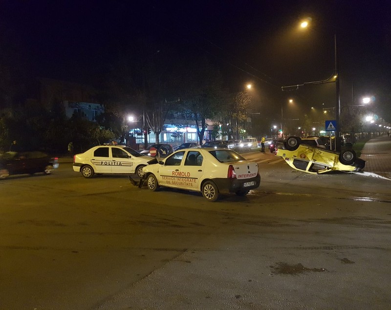 S-a răsturnat cu taxiul în urma unui accident spectaculos în Vaslui. Șoferul, la un pas de moarte | FOTO