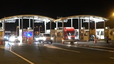Mașinile cu români veniți în special din Italia și Franța au continuat să treacă granița